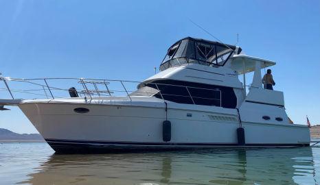 2000 Carver 404 Cockpit Motoryacht