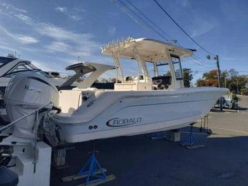 2024 Robalo R302 Center Console