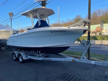 2017 Robalo R222 Center Console