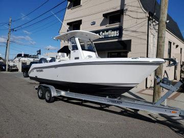 2018 Everglades 255 Center Console