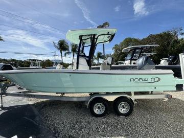 2024 Robalo 246 Cayman