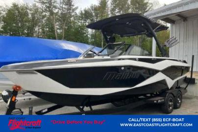 2022 Malibu Boats 25 LSV