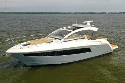 2017 Cruisers Yachts 390 Express Coupe