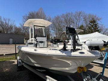 2022 Robalo 246 Cayman