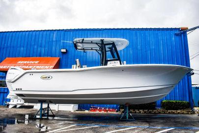 2025 Sea Hunt Gamefish 27 with Coffin Box