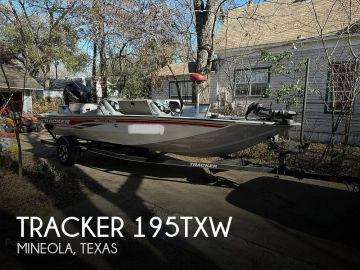 2017 Tracker 195txw