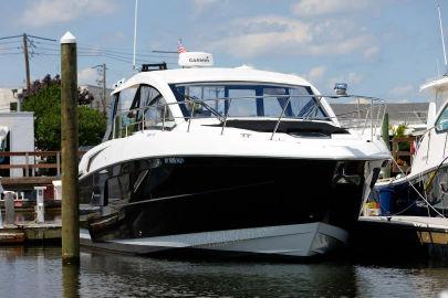 2016 Cruisers Yachts 390 Express Coupe