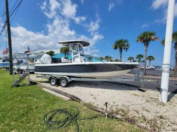 2025 Robalo 246 Cayman