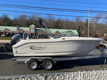 2024 Robalo R207 Dual Console