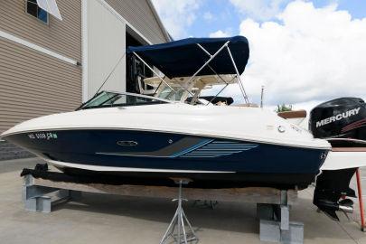 2016 Sea Ray 220 Sundeck Outboard