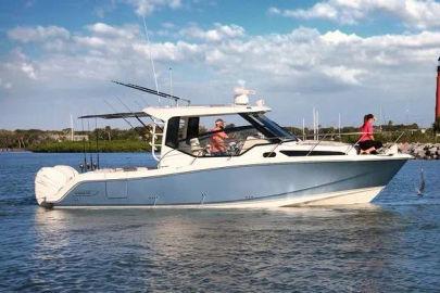 2025 Boston Whaler 325 Conquest