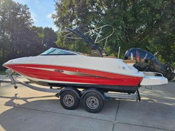 2014 Sea Ray 220 Sundeck Outboard