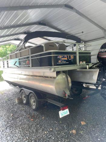 2019 Sun Tracker 24 DLX Fishin' Barge