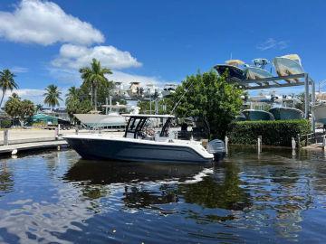 2018 Robalo R302 Center Console