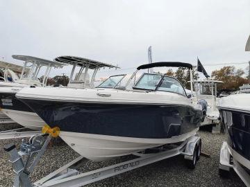 2024 Robalo R207 Dual Console