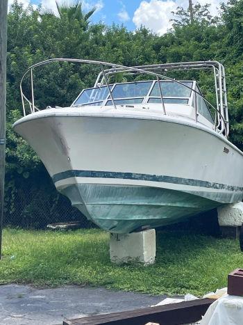 1985 Phoenix 27 foot Cuddy Cabin Fisherman