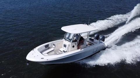 2020 Robalo R272 Center Console