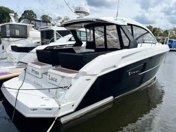 2016 Cruisers Yachts 390 Express Coupe