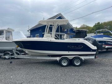 2023 Robalo R222 Center Console