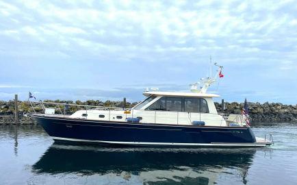 2012 Hunt Yachts Sedan