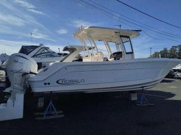 2024 Robalo R302 Center Console