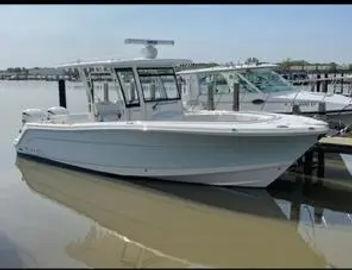 2022 Robalo R302 Center Console