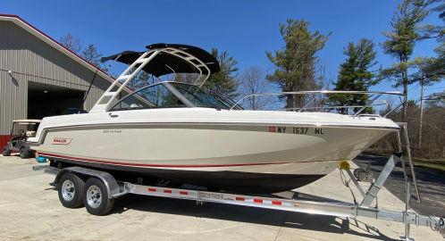 2018 Boston Whaler 230 Vantage