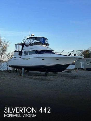 1996 Silverton 442 Cockpit Motoryacht