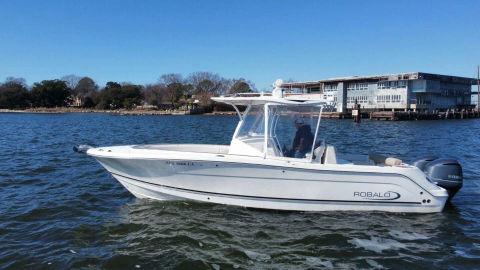 2016 Robalo R300 Center Console