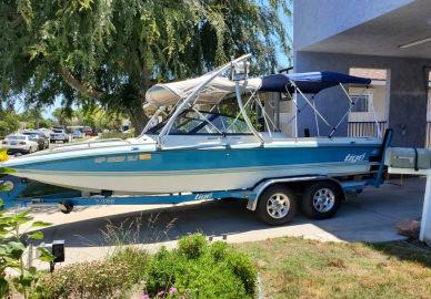 2001 Tige Ski Boat