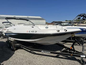 2021 Hurricane SunDeck Sport 201 IO **23 hours!**