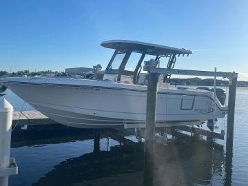 2022 Robalo R272 Center Console