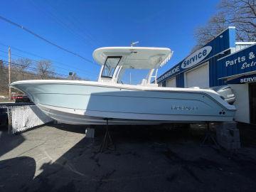 2018 Robalo R302 Center Console