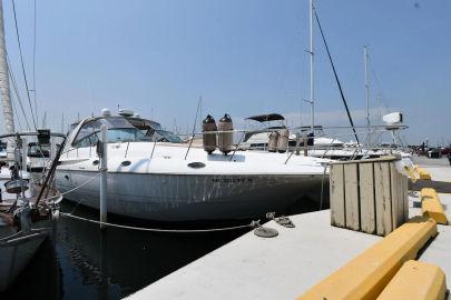 2001 Cruisers Yachts 4270 Express