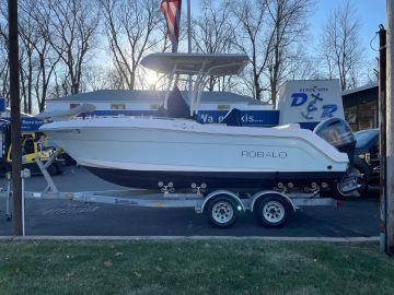 2017 Robalo R222 Center Console